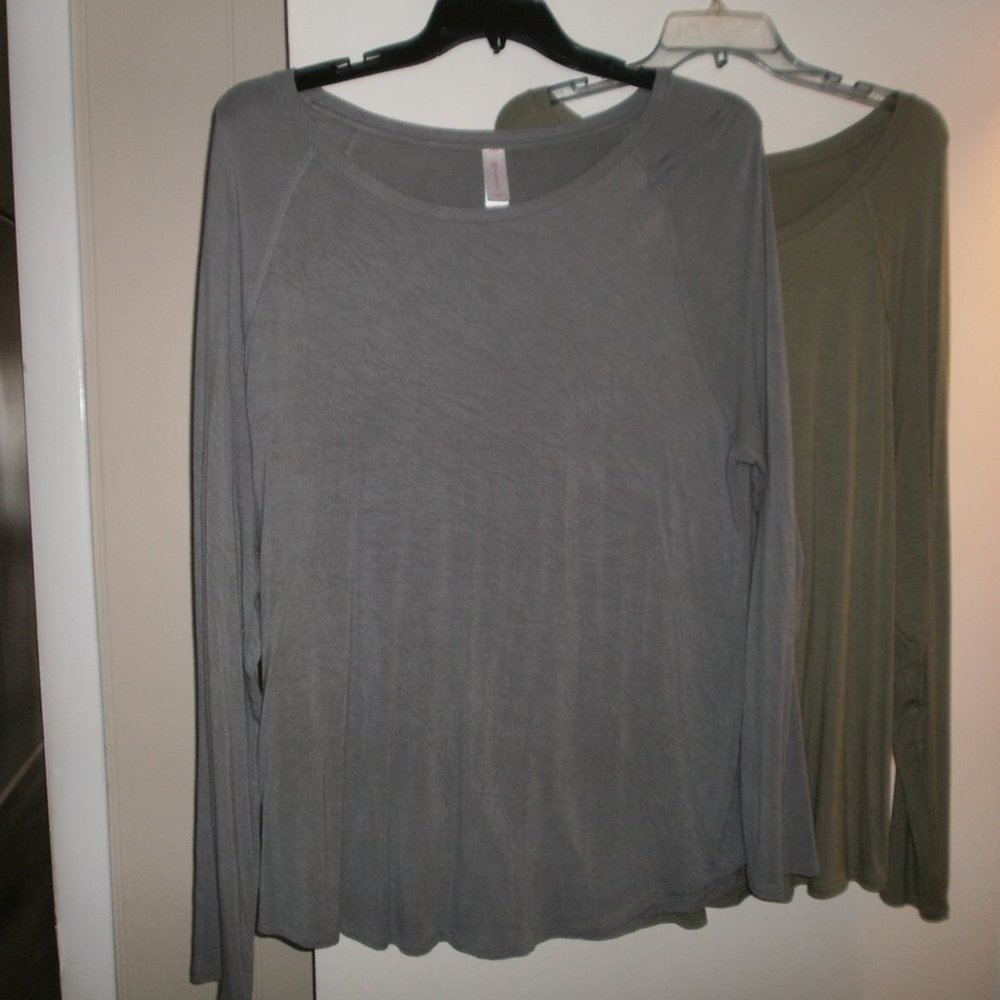 2 women's tops by No Boundaries one Olive green, one grey  XXX/3Xg (21)